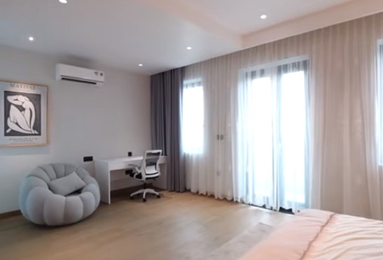 Góc học tập có nhiều cửa sổ lấy ánh sáng.