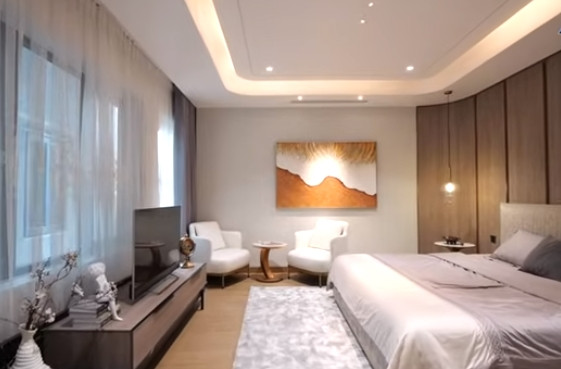 Phòng ngủ master mang phong cách lịch lãm, tinh tế, mang cảm giác sang trọng với điểm nhấn là chiếc giường bọc da.