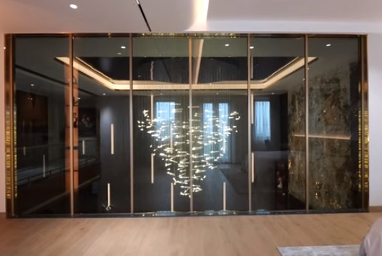 Trong phòng ngủ còn có khoảng view nhìn bao quát khu vực tiếp khách.