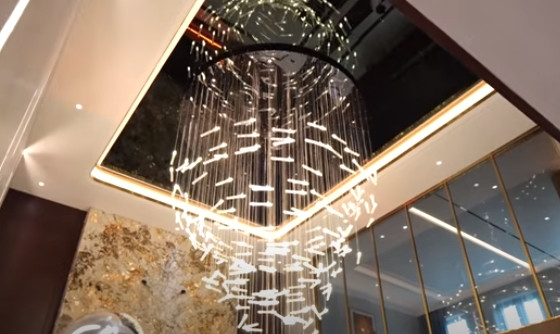 Nhìn từ tầng 4 xuống, gia chủ có thể chiêm ngưỡng toàn bộ khoảng thông tầng hoành tráng trong căn biệt thự.