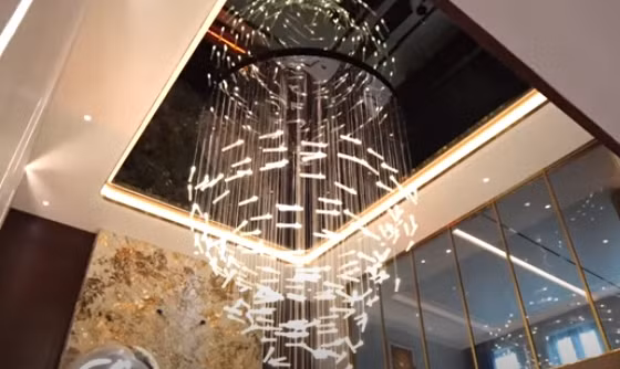 Nhìn từ tầng 4 xuống, gia chủ có thể chiêm ngưỡng toàn bộ khoảng thông tầng hoành tráng trong căn biệt thự.