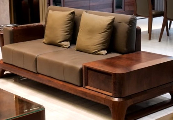 Bộ sofa lớn trong phòng khách bằng gỗ óc chó. Bề mặt sofa sử dụng chất liệu da bò Ý rất êm.