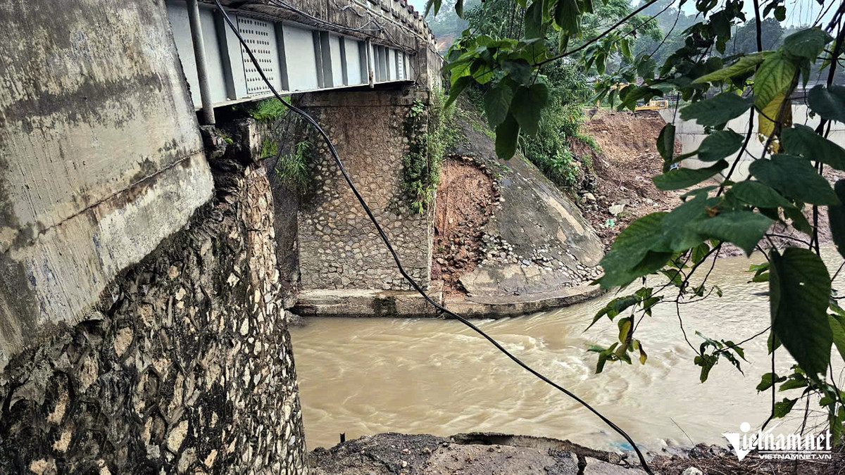 Cầu Ngòi Móng được xây dựng từ lâu, dài khoảng 30m, rộng 4,5m, không có trụ giữa. Ảnh: L.Chung