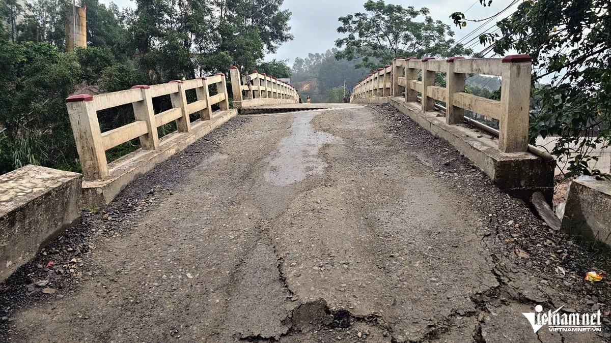 Do bị sập phần đầu cầu nên kết cấu còn lại của cầu Ngòi Móng bị hư hỏng nghiêm trọng. Ảnh: L.Chung