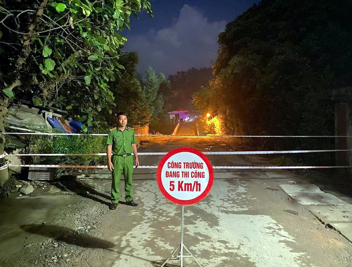 Sau khi xảy ra vụ sập cầu, Công an TP Hòa Bình cử lực lượng ứng trực, điều tiết giao thông. Ảnh: Công an Hòa Bình