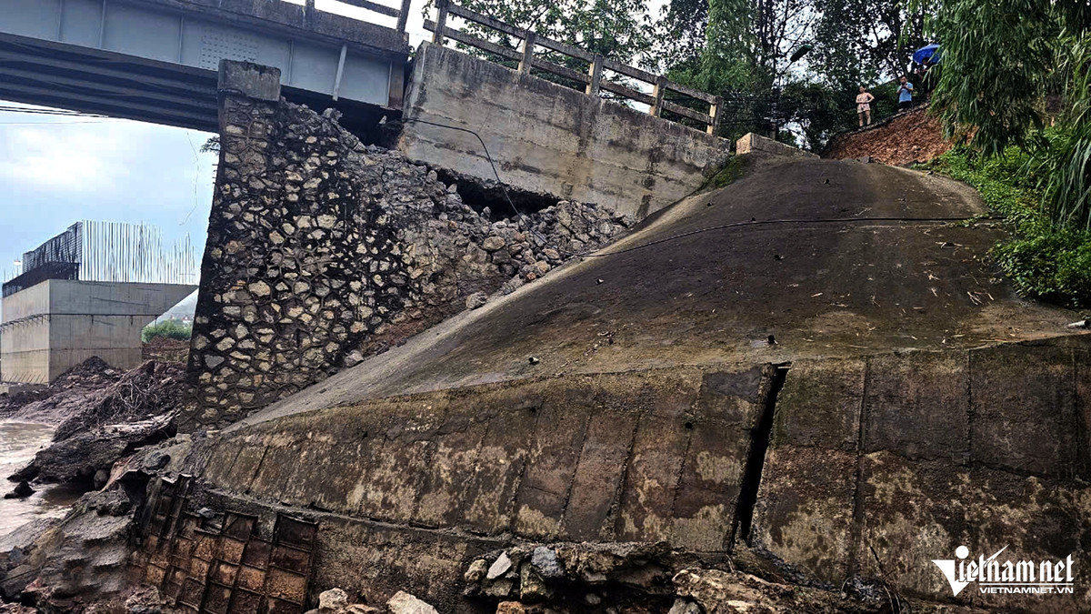 Vụ sập cầu không gây thiệt hại về người và tài sản. Tại hiện trường, phần đầu cầu bị sạt đất, sau đó sập xuống so với mặt đường khoảng 3-4m. Ảnh: L.Chung