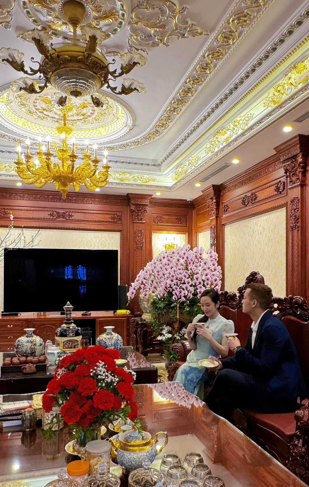 Không gian phòng khách rộng rãi và bề thế. Ảnh: FBNV