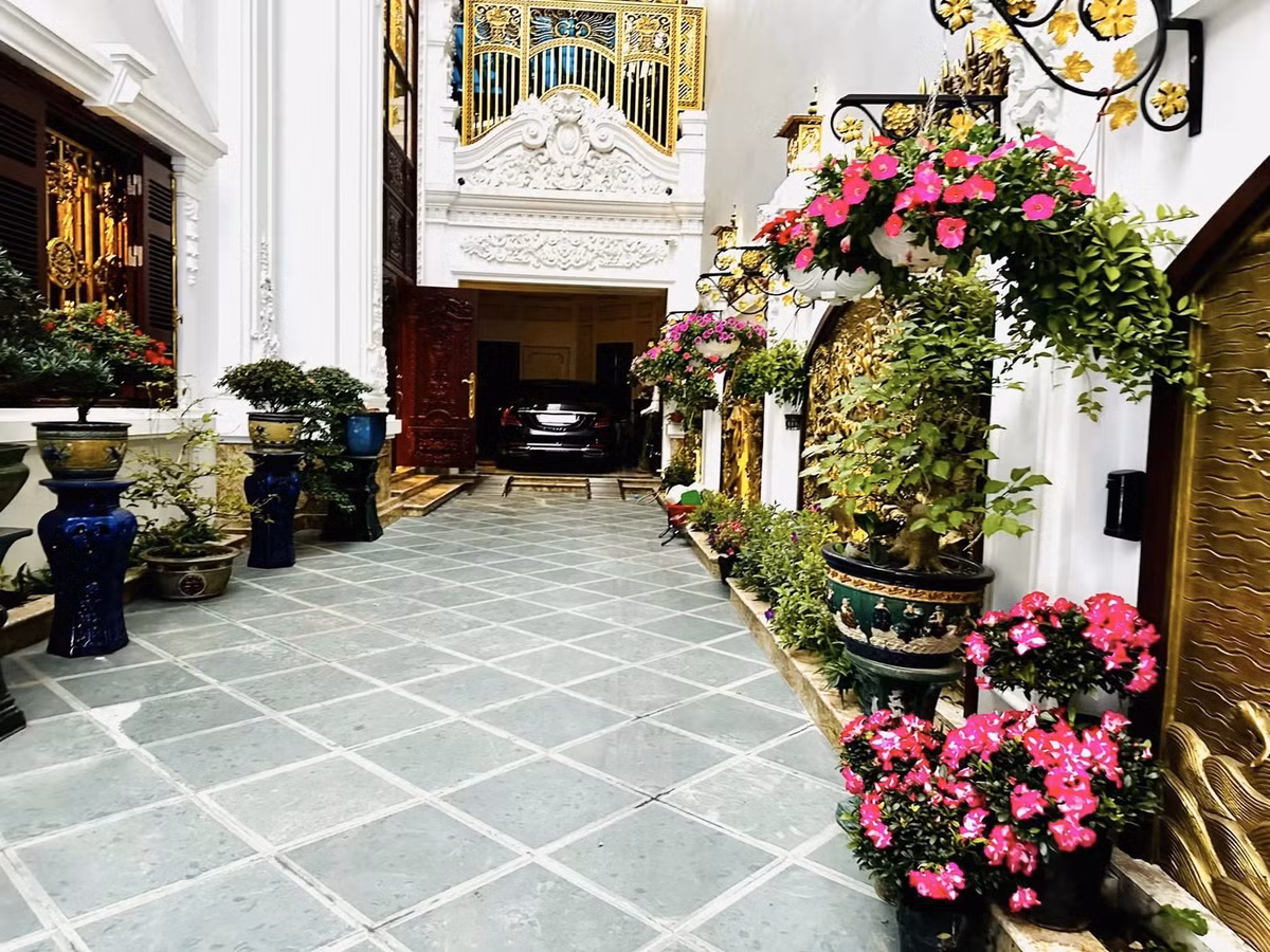 Bên trong khuôn viên rộng rãi, được trang trí bởi nhiều cây cảnh và hoa. Ảnh: FBNV