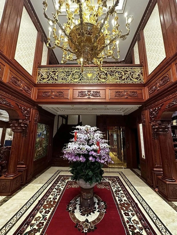 Trần nhà cao, rộng và thoáng cho thấy căn biệt thự "không phải dạng vừa". Ảnh: FBNV