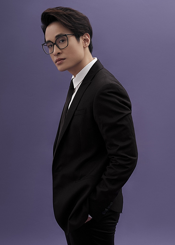 Hưởng ứng lời kêu gọi của Ban Bí thư T.Ư Đoàn, ca sĩ Hà Anh Tuấn đã ủng hộ trực tiếp 1 tỷ đồng đến T.Ư Đoàn nhằm động viên, giúp nhân dân vùng bị bão lũ, thiên tai nhanh chóng ổn định đời sống, khôi phục sản xuất. Ảnh: Tổ quốc