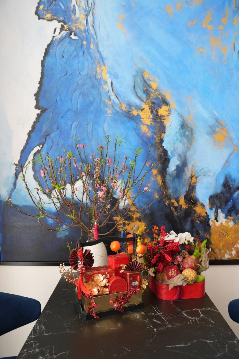 Cành đào xinh xắn nhiều nụ, nhiều hoa, nhiều lộc.