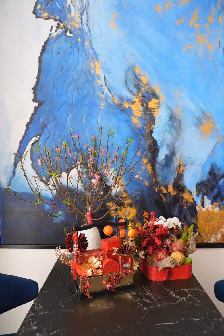 Cành đào xinh xắn nhiều nụ, nhiều hoa, nhiều lộc.