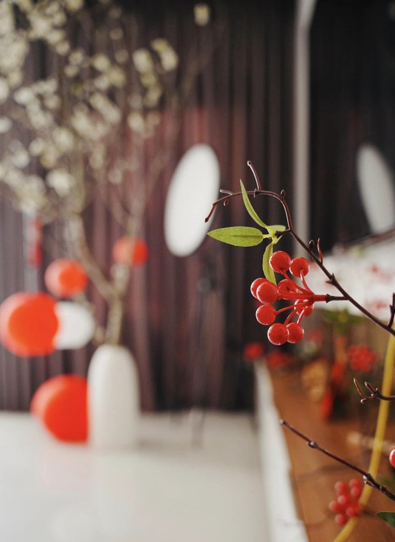 Có niềm đam mê với cỏ cây, hoa lá, nàng hậu cùng người em thân thiết được dịp thỏa mãn khi trang hoàng nhà cửa dịp Tết.