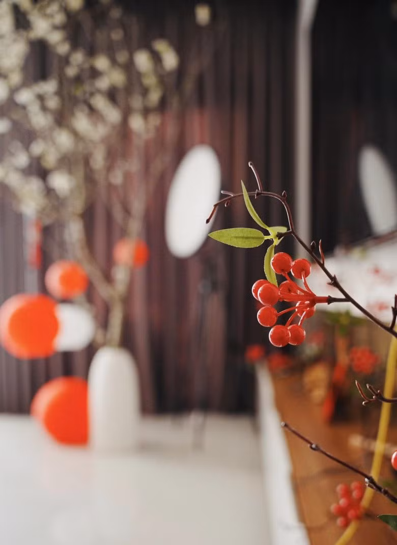 Có niềm đam mê với cỏ cây, hoa lá, nàng hậu cùng người em thân thiết được dịp thỏa mãn khi trang hoàng nhà cửa dịp Tết.