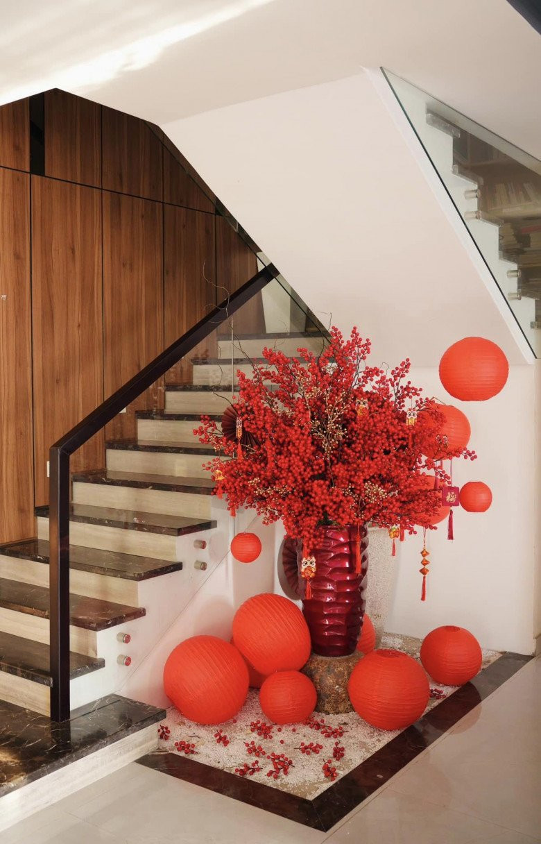 Góc cầu thang trở thành điểm nhấn với bình đào đông đỏ và những chiếc đèn lồng lớn, nhỏ khác nhau.
