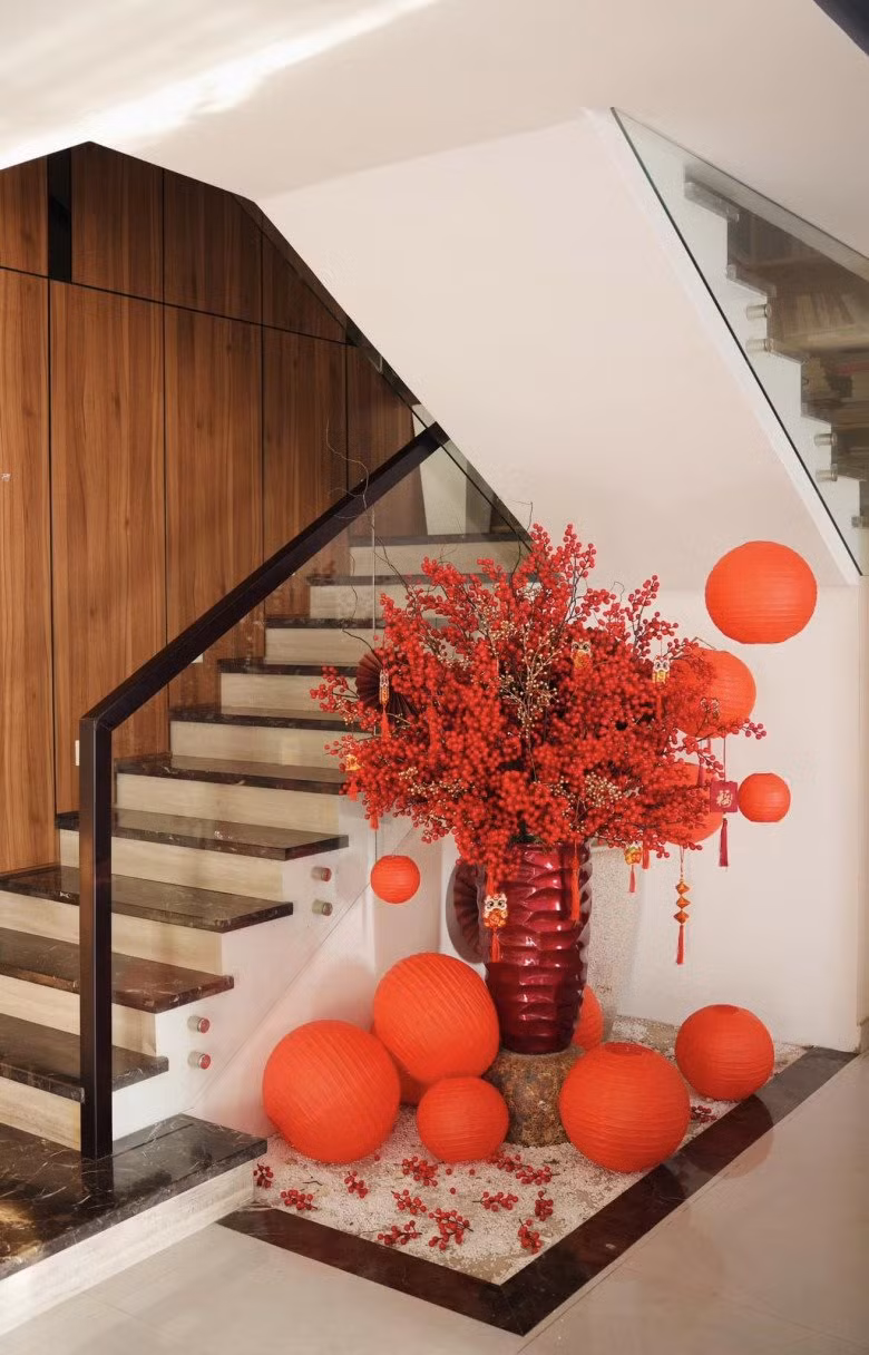 Góc cầu thang trở thành điểm nhấn với bình đào đông đỏ và những chiếc đèn lồng lớn, nhỏ khác nhau.