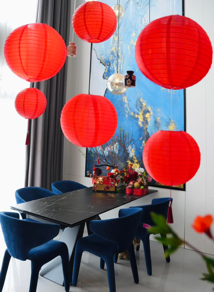 Khu vực bàn ăn cũng trở nên lãng mạn.