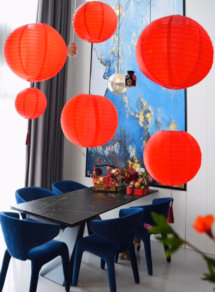 Khu vực bàn ăn cũng trở nên lãng mạn.