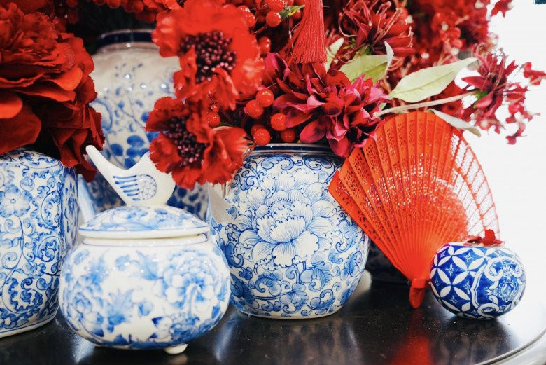 Hoa hậu Ngọc Diễm lựa chọn một bộ sưu tập bình gốm họa tiết màu xanh lam cho không gian thêm phần nổi bật.