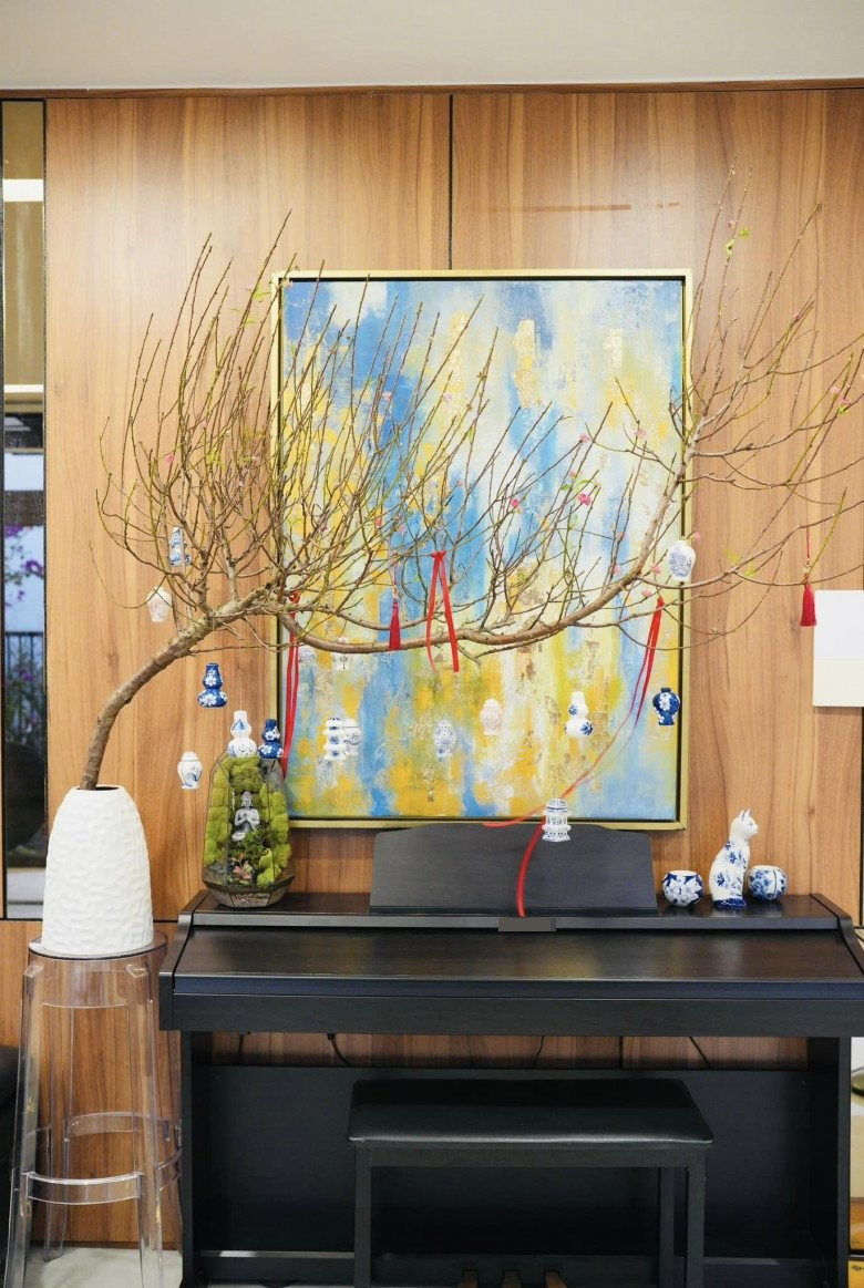 Từng chiếc lồng đèn nhỏ màu đỏ được tỉ mỉ treo lên trần nhà cao.