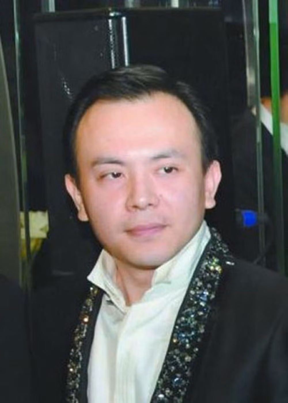 Sinh năm 1980, Vương Kha được mệnh danh là "đại gia thần bí" của Trung Quốc bởi lẽ, cho tới tận bây giờ, công chúng vẫn không biết rõ về xuất thân của anh.