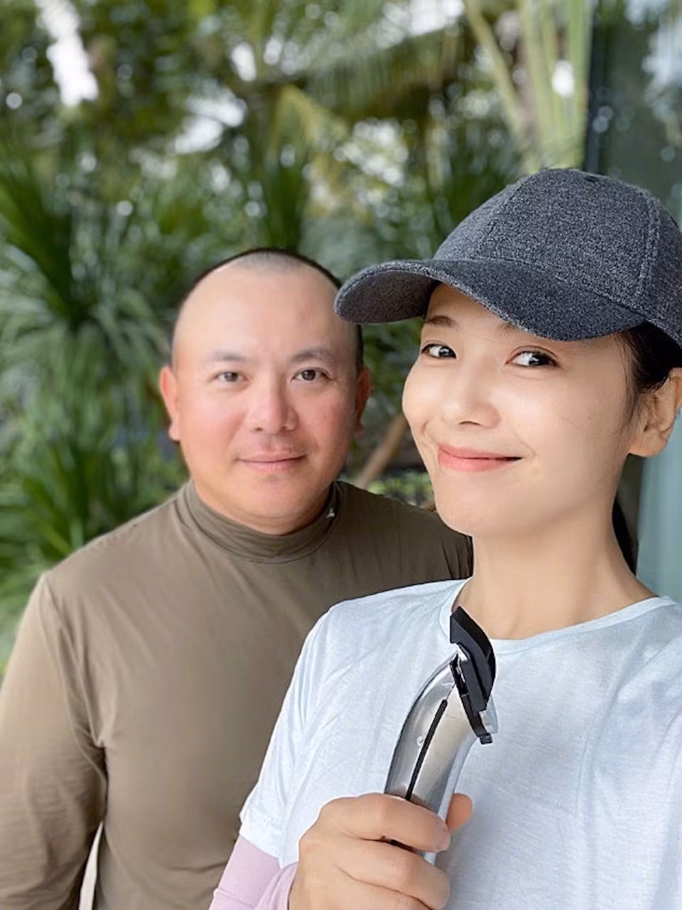 Thế nhưng, năm 2008-2009, khủng hoảng kinh tế toàn cầu bùng nổ, việc kinh doanh của Vương Kha bị ảnh hưởng nặng nề. Năm 2010, Vương Kha chính thức đệ đơn phá sản với số tiền nợ khổng lồ.