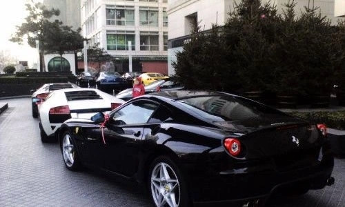 Đám cưới xa hoa của cặp đôi khiến cả showbiz phải chấn động với dàn xe rước dâu xa hoa nhất kinh thành Bắc Kinh, có chi phí lên tới 4 triệu tệ (13,8 tỷ đồng).