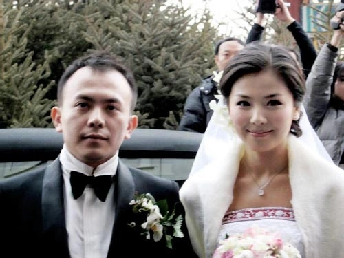 Từng có đồn đoán Vương Kha là con trai cả của "trùm địa ốc" Vương Thạch nhưng chú họ của anh - Phùng Nhị Thành đã lên tiếng bác bỏ. Cũng có người cho rằng Vương Kha là quý tử của một đại gia đầu tư "có máu mặt" ở Trung Quốc. Tuy nhiên, thiếu gia họ Vương tuyên bố anh xuất thân từ một gia đình có bố mẹ công nhân bình thường.