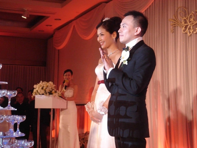 Trong hôn lễ, Lưu Đào khiến công chúng tiếc nuối khi tuyên bố rời khỏi làng giải trí để toàn tâm toàn ý chăm sóc gia đình. Nhiều người cho rằng cô là sao nữ "số đỏ" nhất Cbiz khi được làm phu nhân của "Kinh thành tứ thiếu".