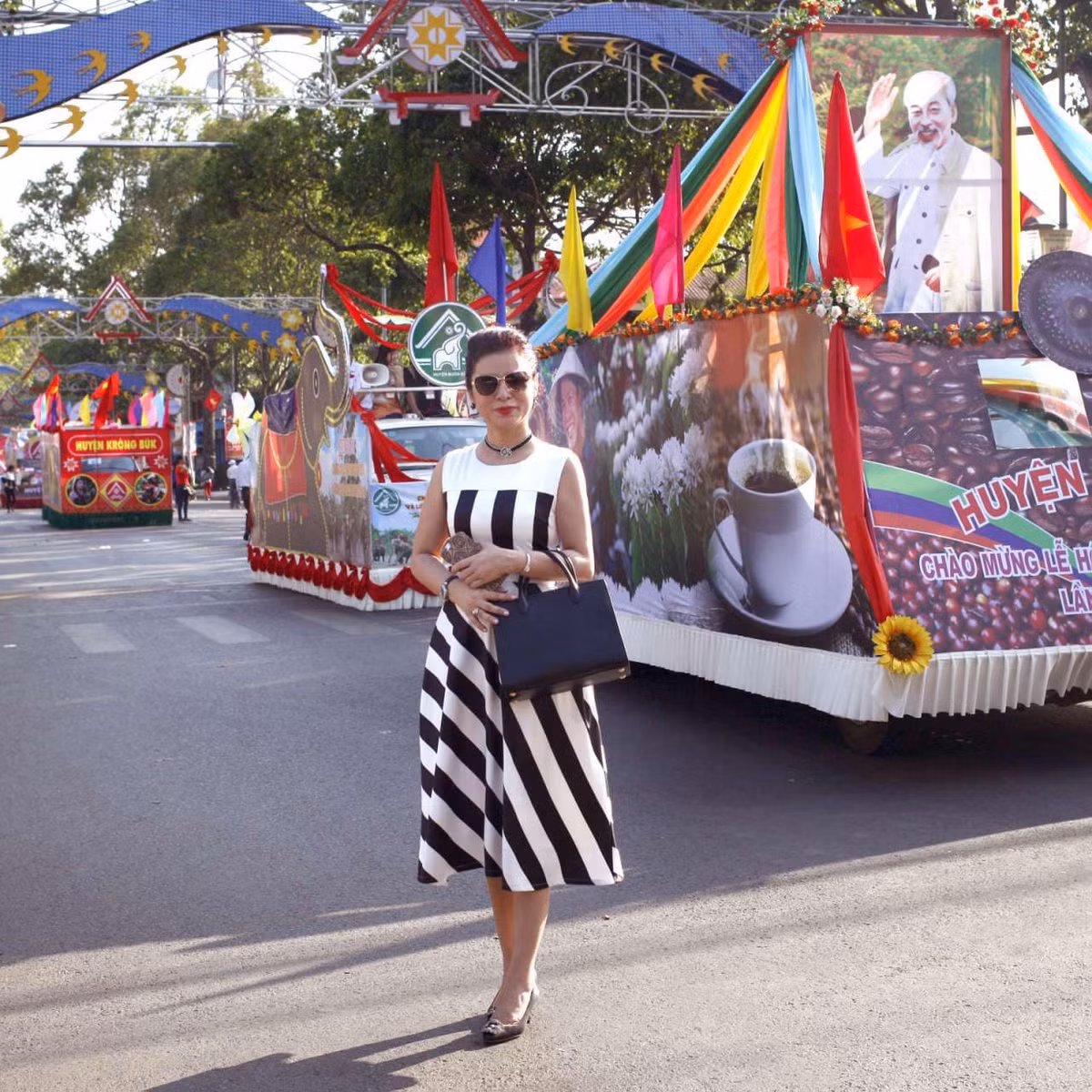 Nhiều người trầm trồ trước sự trẻ trung của nữ doanh nhân, đặc biệt là khí chất mạnh mẽ, sang trọng nổi bật giữa đám đông.