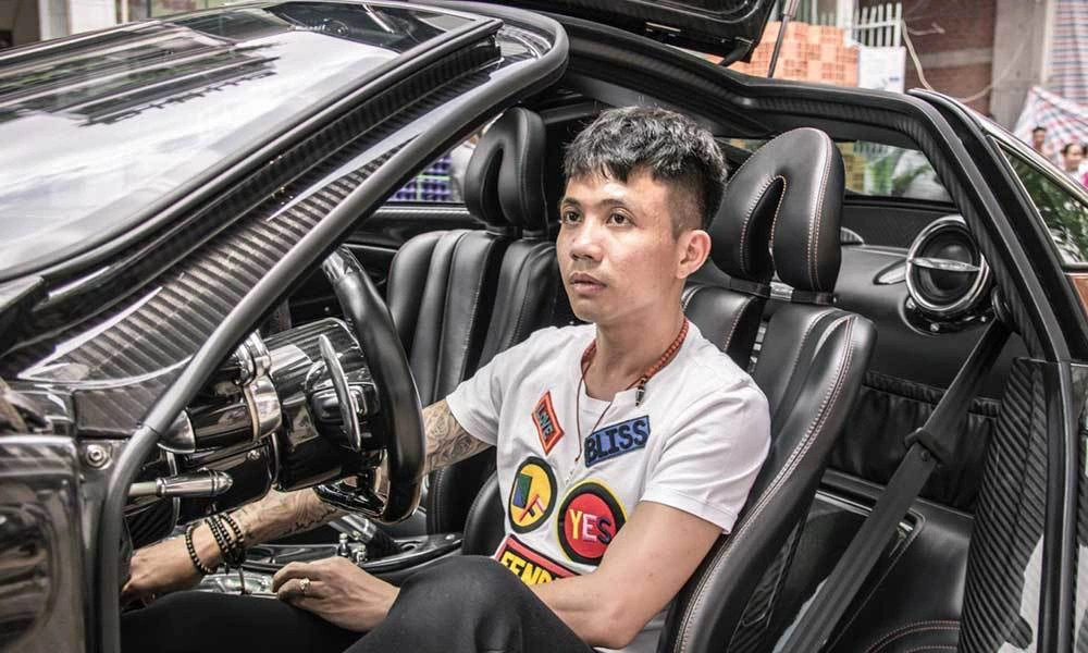 Minh Nhựa được nhiều người biết đến với vai trò doanh nhân, sở hữu khối tài sản khổng lồ cũng dàn siêu xe triệu đô. Ảnh: FBNV