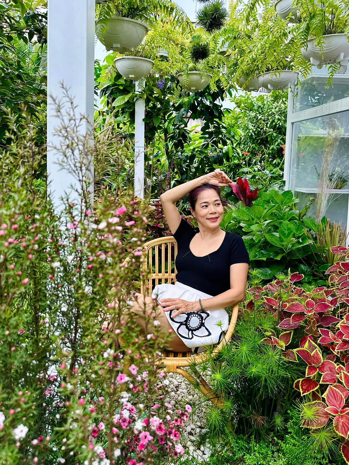 Những ngày này, Sài Gòn nắng nóng, ca sĩ Mỹ Lệ thích trốn trong khu vườn của mình.