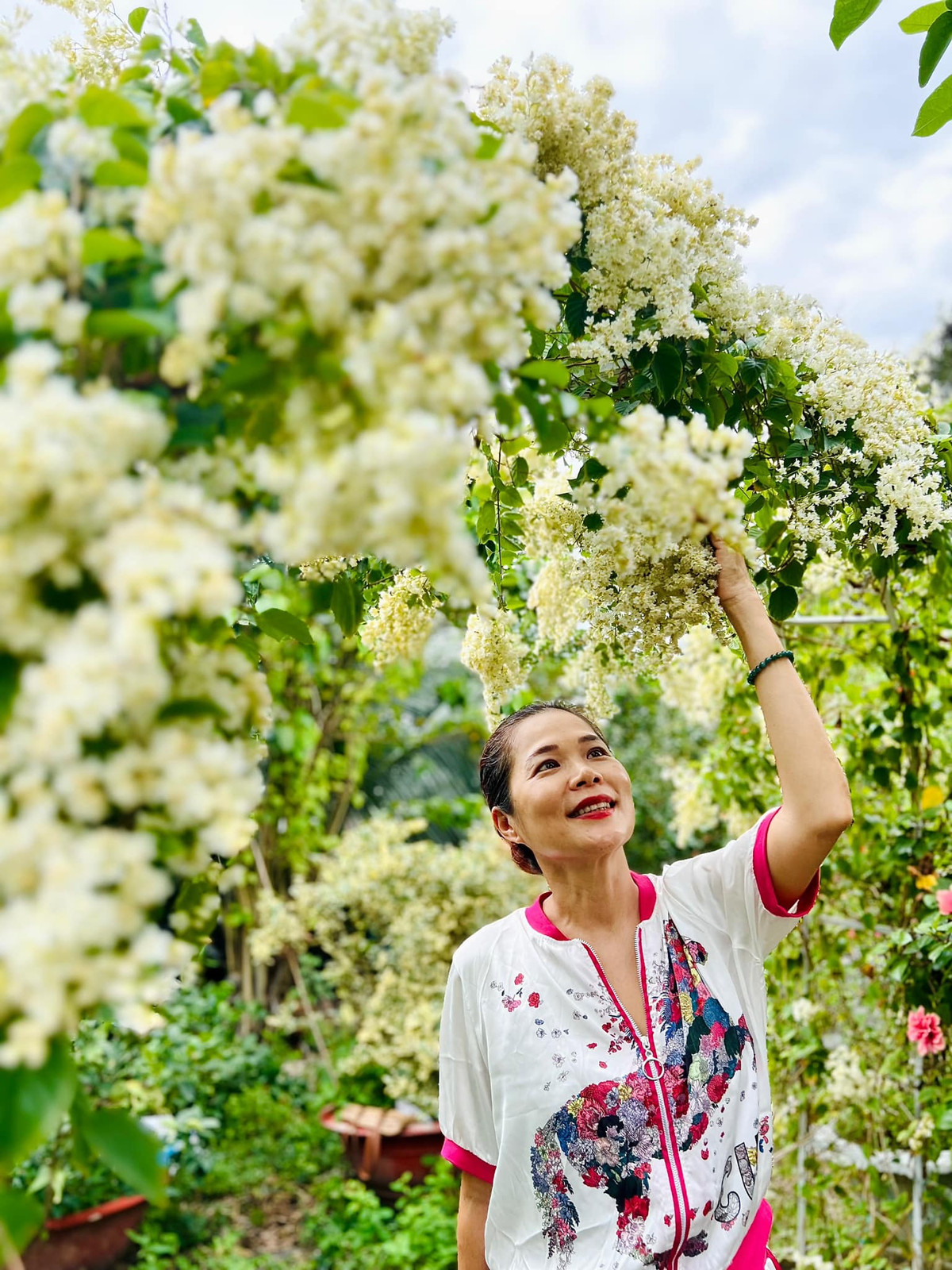 Chính Mỹ Lệ cũng phải bày tỏ rằng khu vườn "hơn cả xứ sở thần tiên", vào đây là quên hết mệt mỏi.