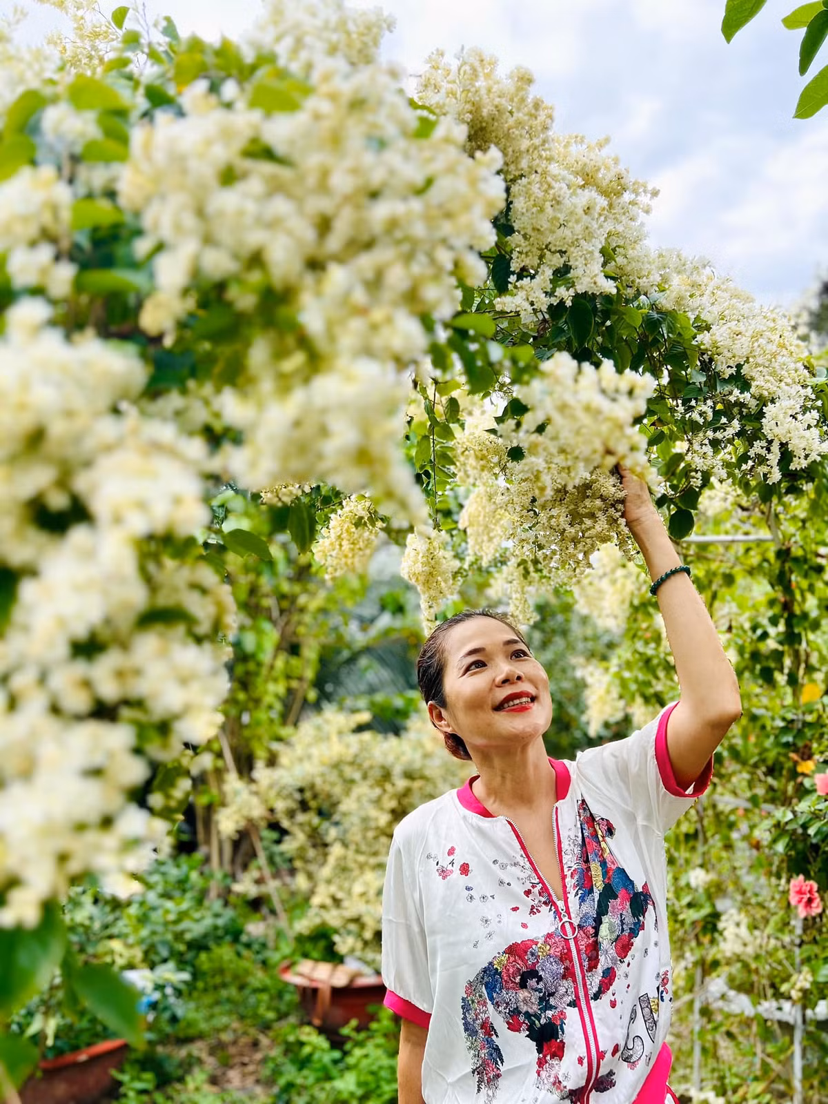 Chính Mỹ Lệ cũng phải bày tỏ rằng khu vườn "hơn cả xứ sở thần tiên", vào đây là quên hết mệt mỏi.
