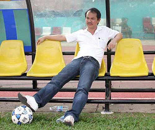 Họa hoằn lắm mới thấy ông diện sơ-mi, caravat, còn lại trang phục của ông chỉ là áo phông, quần jean và giầy thể thao. Ảnh: Internet