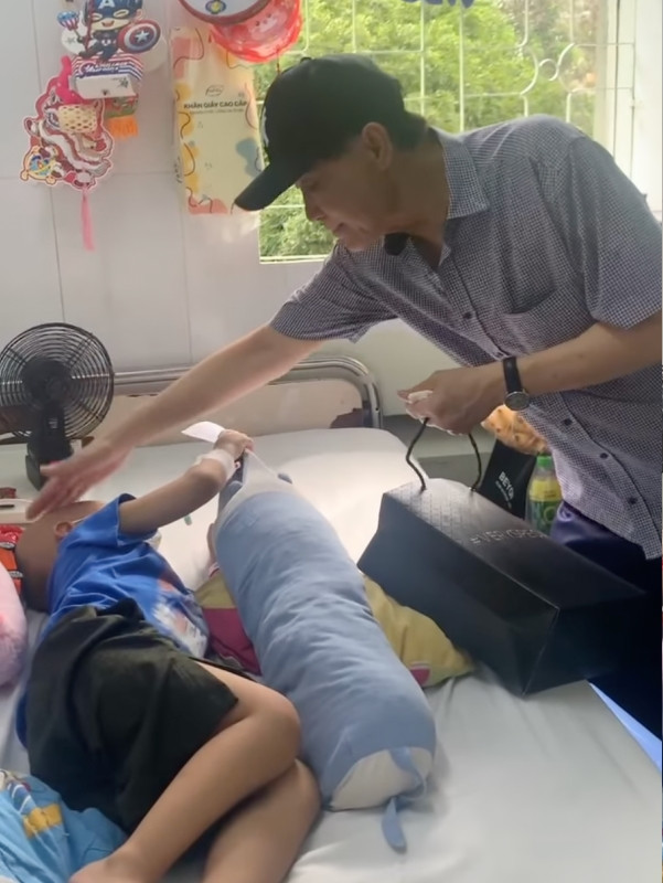 Nhiều người tỏ ra bất ngờ trước hình ảnh giản dị của tỷ phú Johnathan Hạnh Nguyễn với đôi dép lê và bộ trang phục bình thường. Ảnh: Cà Phê Đường Phố/Đời sống pháp luật