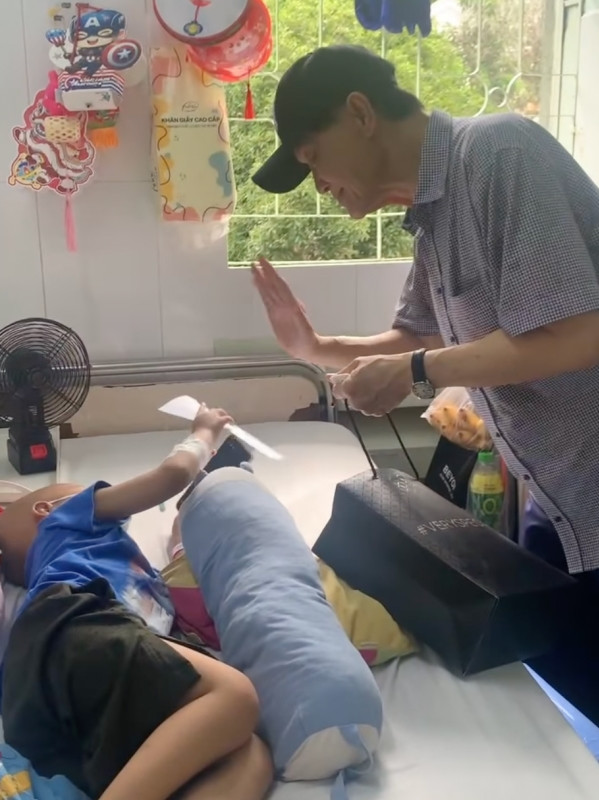 Đặc biệt, vị tỷ phú xuất hiện rất giản dị khi không xưng tên, chỉ lặng lẽ mang quà tặng đến từng giường bệnh nhi và các cô chú lao công đang làm việc tại khoa. Ảnh: Cà Phê Đường Phố/Đời sống pháp luật