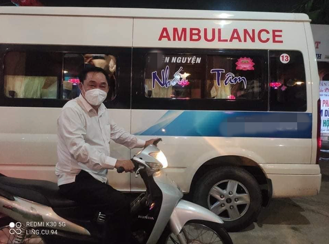 Cách đây mấy năm khi đại dịch COVID-19 bùng phát, mạng xã hội lan truyền hình ảnh đại gia Huỳnh Uy Dũng (hay còn gọi Dũng lò vôi) chạy xe máy đến địa điểm trao bình oxy cho một nhóm tình nguyện viên khiến nhiều người không khỏi bất ngờ. Ảnh: Doanhnghieptiepthi