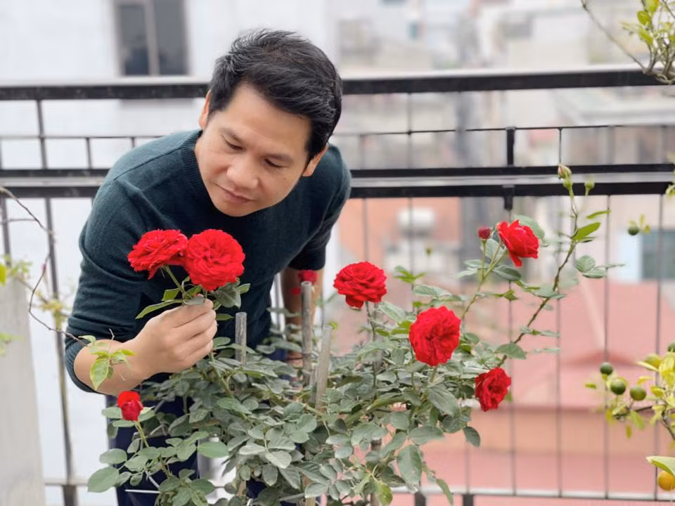 Nam ca sĩ còn dành một góc để trồng hoa hồng. Ảnh: FB Trọng Tấn
