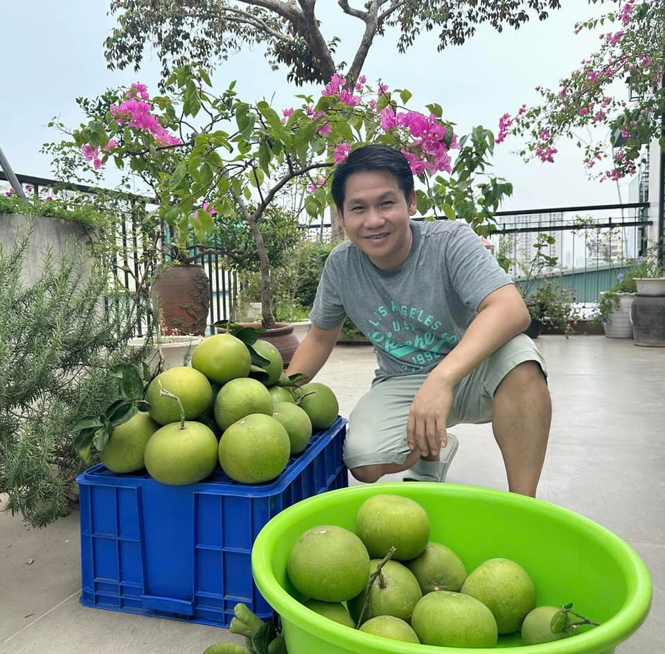  Ca sĩ Trọng Tấn đang sống cùng hai con trong căn biệt thự 4 tầng rộng 120m2 ở phố Trần Quang Diệu, Hà Nội. Những rảnh rỗi, "ông hoàng nhạc đỏ" tìm niềm vui bằng cách chăm sóc khu vườn trên sân thượng. Ảnh: FB Trọng Tấn