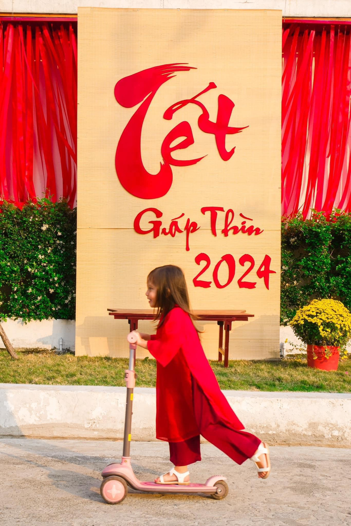 Bên ngoài biệt thự được trang hoàng vô cùng lộng lẫy với hoa tươi và nhiều phụ kiện decor mang đậm sắc Tết.