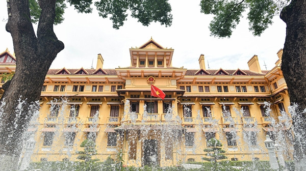 Theo các nhà nhiên cứu, đây là tòa nhà trăm mái duy nhất ở Hà Nội cũng như ở Việt Nam. Tên gọi này xuất phát từ nét đặc trưng nổi bật của tòa nhà với nhiều mái ngói đỏ, khoảng 100 mái. Ảnh: Dân trí