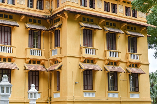 Cửa sổ rộng có kết cấu trong kính, ngoài chớp, mái che cùng hệ thống các lỗ thoáng ở thân tường giúp tăng khả năng đối lưu không khí, thông thoáng tự nhiên. Ảnh: Dân trí