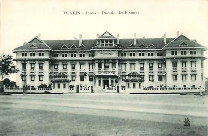 Tòa nhà do kiến trúc sư Ernest Hebrard thiết kế năm 1924, khởi công xây dựng năm 1925 và hoàn thành năm 1928 theo Đồ án Quy hoạch chi tiết khu trung tâm hành chính, chính trị Đông Dương. Ban đầu, tòa nhà là Sở Tài chính Đông Dương. Ảnh tư liệu