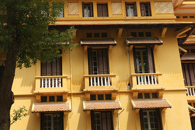 Mái lớn ở khối trung tâm mặt đứng chính kết hợp lớp mái phân tầng, che cửa sổ và mái tiền sảnh tạo nên vẻ đẹp độc đáo nhưng gần gũi. Ảnh: Laodongthudo