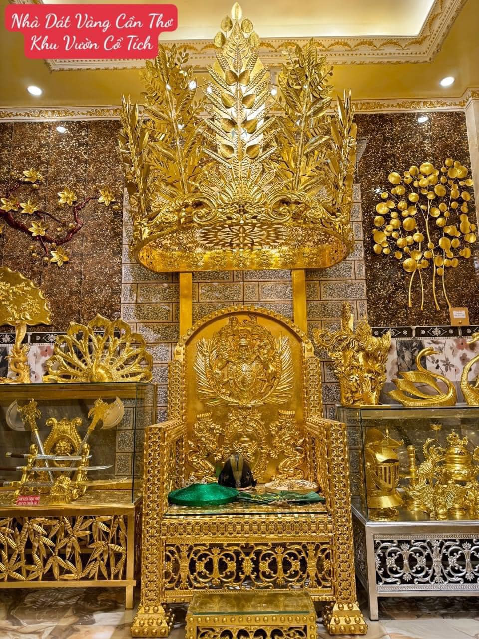 Hai bên là hàng loạt sản phẩm tượng dát vàng với đủ hình tượng từ chiến binh Hy Lạp cho đến Phật Di Lặc, vũ khí Tây Âu cho đến binh khí phương Đông xa xưa...