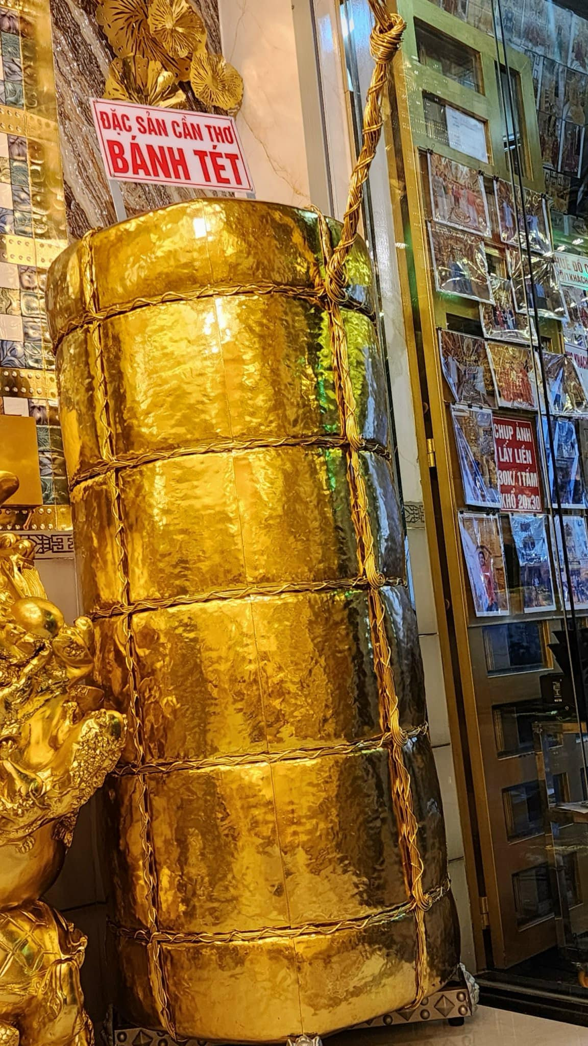 Những sản phẩm lưu niệm sẽ được phủ lên một lớp vàng không cao cấp.