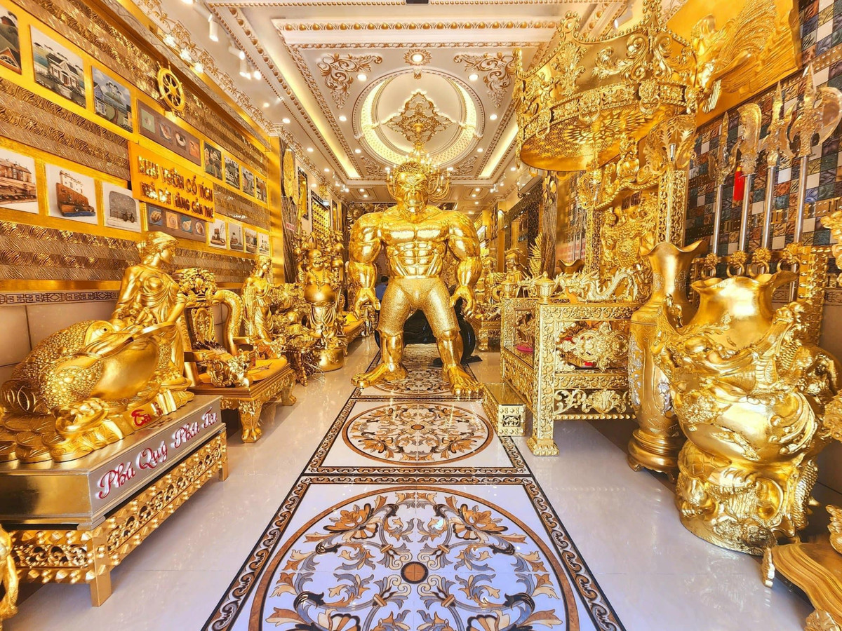 Bước vào ngôi nhà 3 tầng, không ít người phải che mắt một chút vì “chói lóa” bởi hàng trăm món đồ dát vàng lấp lánh.