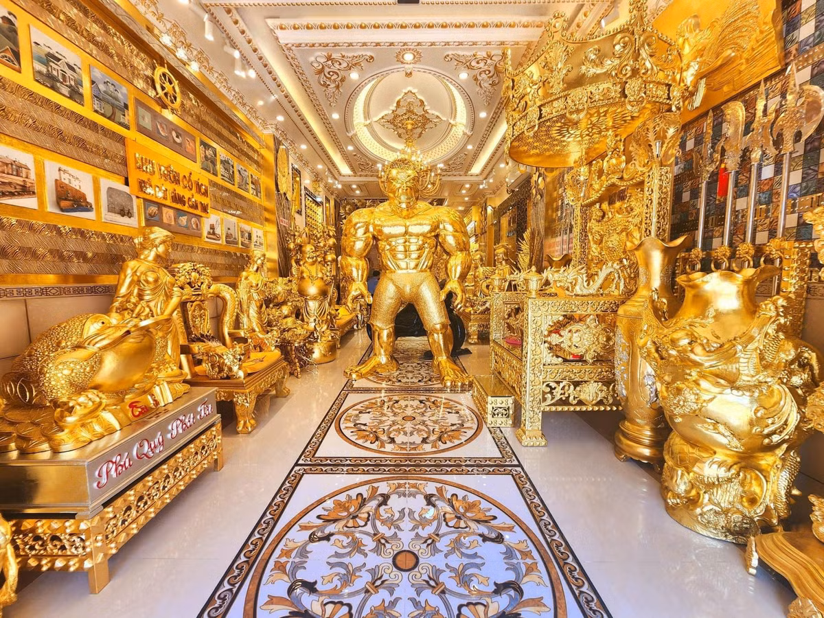 Bước vào ngôi nhà 3 tầng, không ít người phải che mắt một chút vì “chói lóa” bởi hàng trăm món đồ dát vàng lấp lánh.