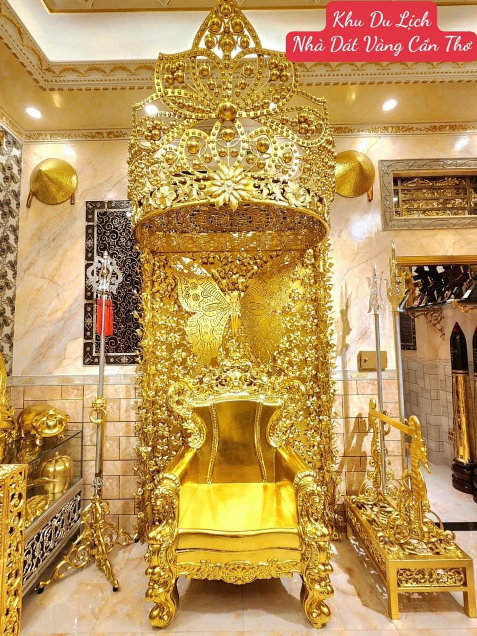 Sau khi hoàn thiện và mở cửa tham quan, ngôi nhà dát vàng thu hút trở thành tâm điểm chú ý của du khách.